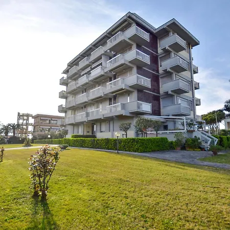 Cozy In With Kitchen Apartment Lido di Camaiore